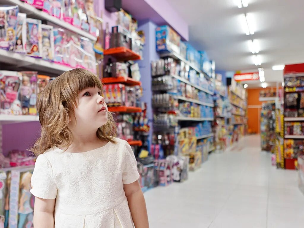 Интернет магазин детской россия. Магазин игрушек для девочек. Ребенок в магазине. Ребёнок в мазагине игрушек. Девочка в магазине.