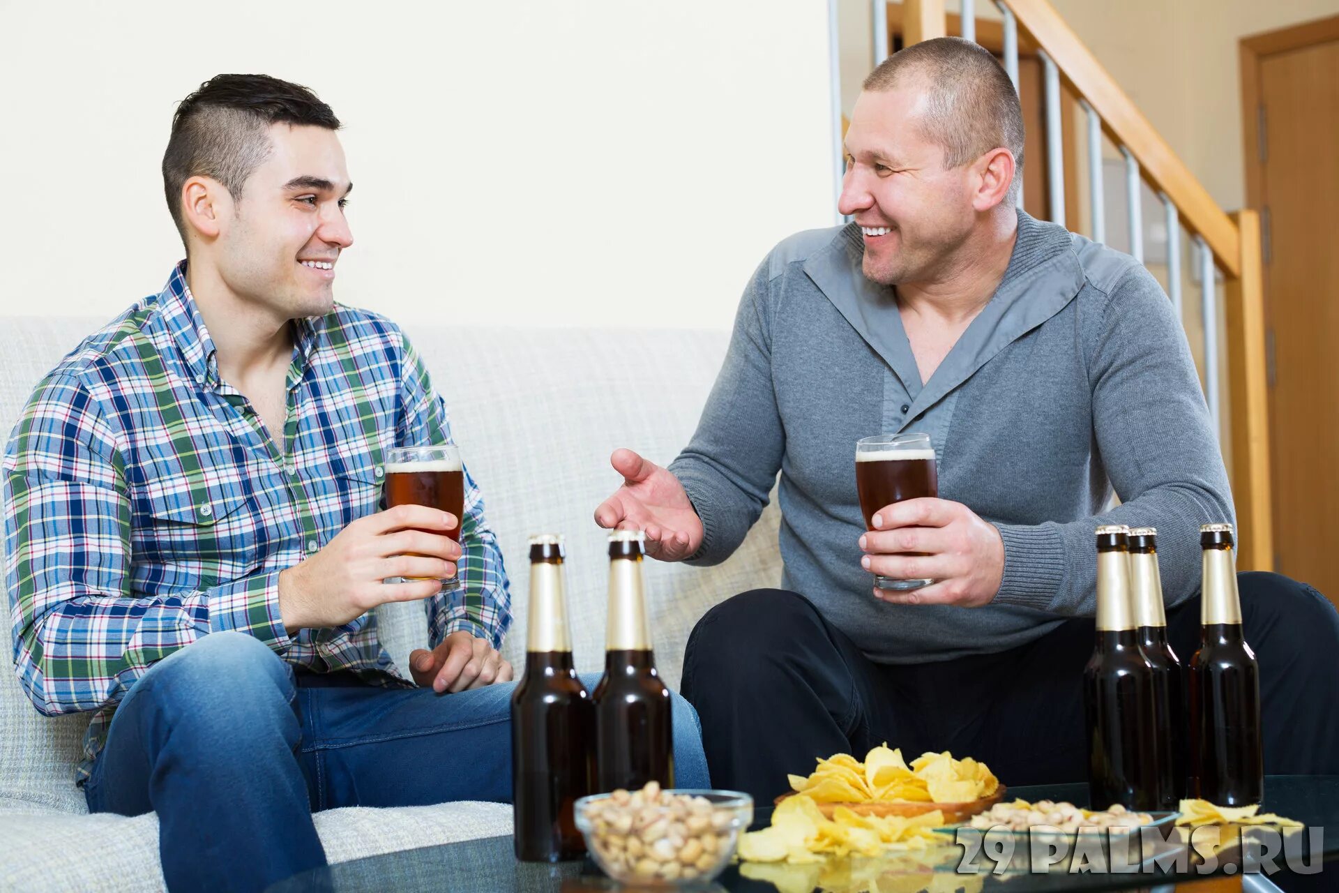 Парень выпивает. Двое мужчин с пивом. Двое мужчин пью пиво. Мужчина в баре. Друзья парни.