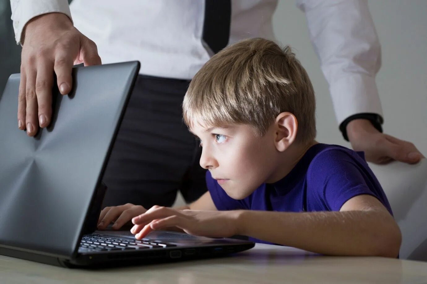 Подростки и социальные сети проект. Компьютер для детей. Компьютерная зависимость. Ребенок за компьютером. Детям об интернете.