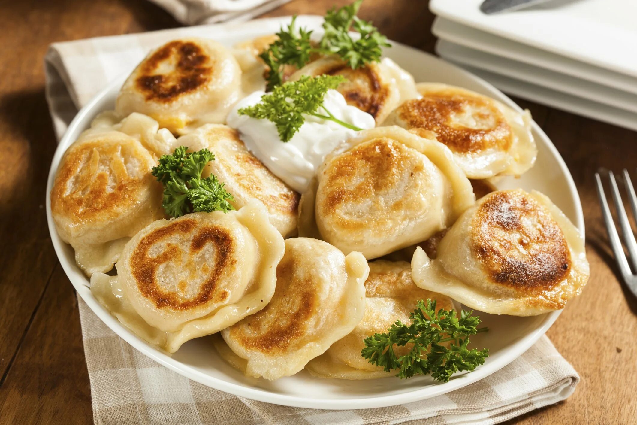 Польские вареники (pierogi). Жареные пельмени. Жареные пельмешки.