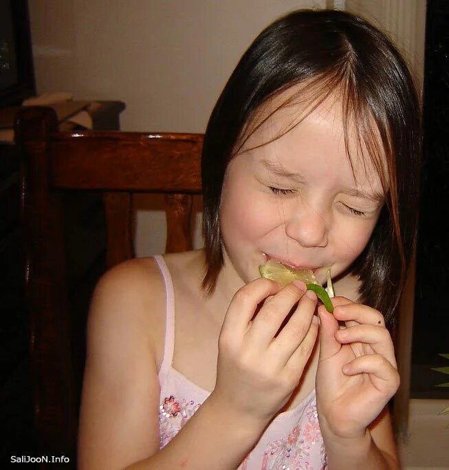 кислый лимон. кислый человек. жвачка во рту. впервые пробует на вкус. жевательная резинка и человек.