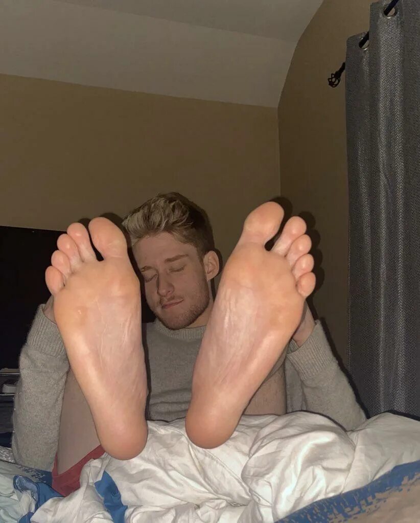 Мужские foot. Male feet video. Мужские foot. Male feet video. Футфетиш мальчиков подростков.