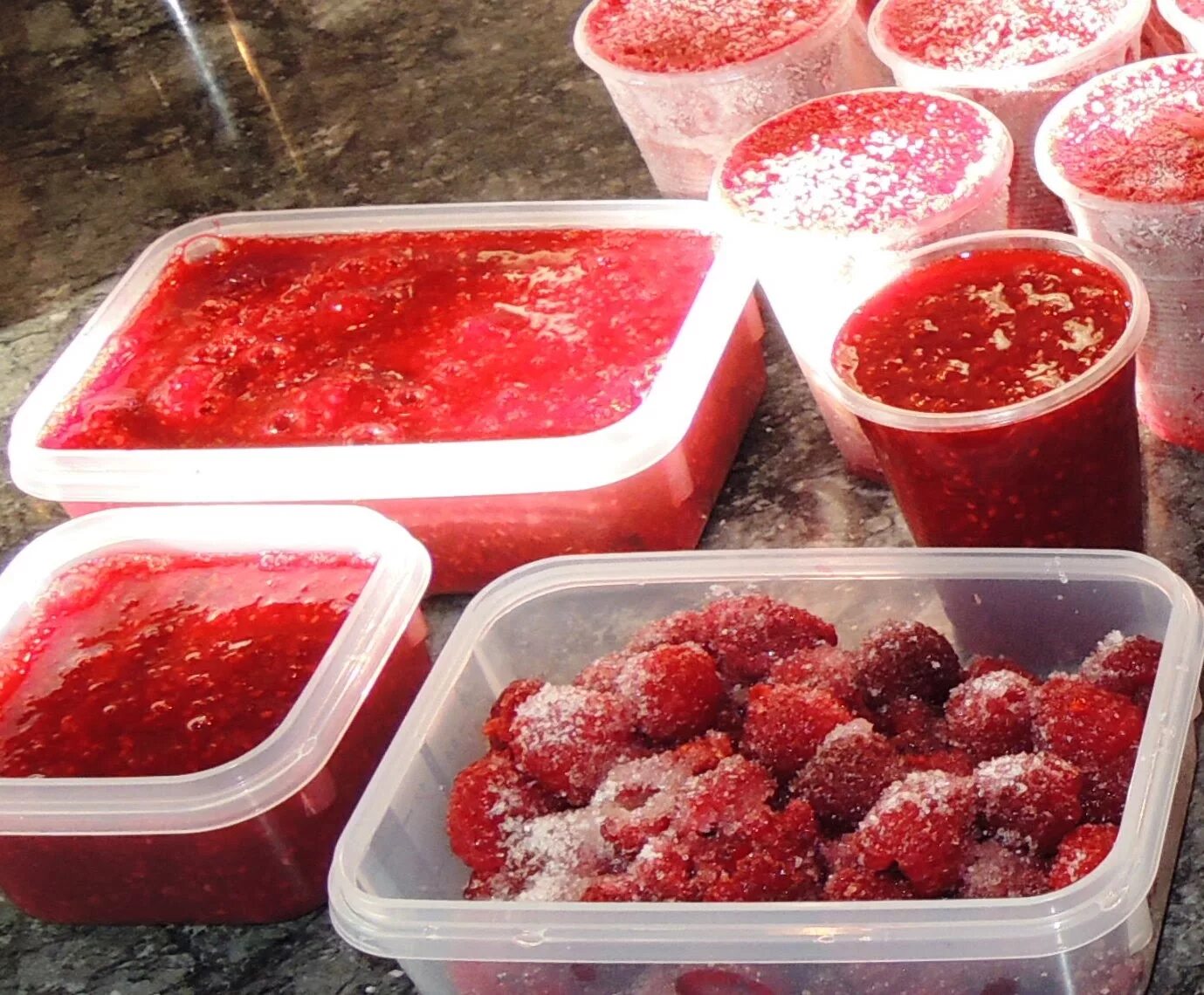Полезные заморозки. Замороженные ягоды. Заморозка ягод в контейнере. Контейнеры для заморозки малины. Заготовки из клубники.