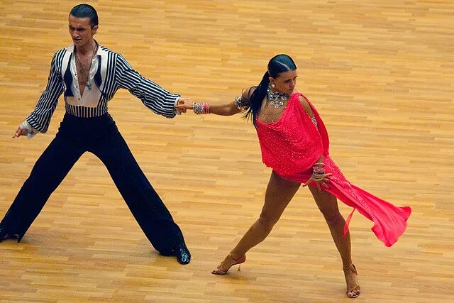 Крупные латины. Латина диана. Сбитнева маргарита бальные танцы. Спортивные бальные танцы латина. Самба танцоры в бразилии.