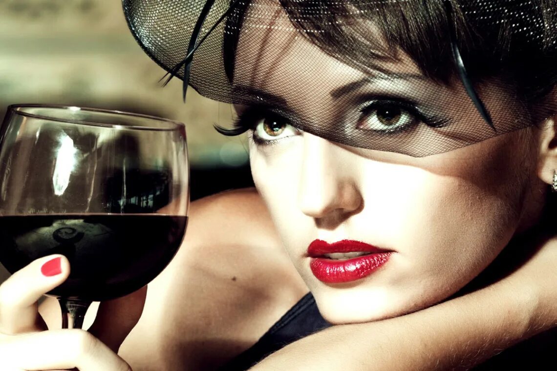 Женщина пьет коньяк. Женщина с бокалом вина. Женщина с вином. Фотосессия с вином. Девушка в фужере.