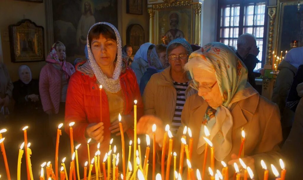 Радоница парастас. Радоница богослужение. Облачение на Радоницу в храме. Облачение священников на Радоницу.