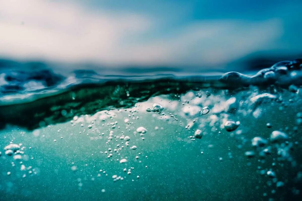 Капли воды. Вода макро. Море наполовину в воде. Макросъемка воды.