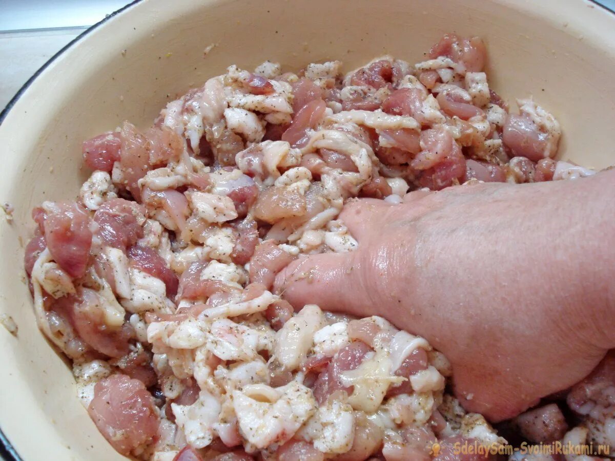 Рецепт домашней колбасы в кишке через мясорубку. Фарш домашний. Фарш для домашних колбасок.