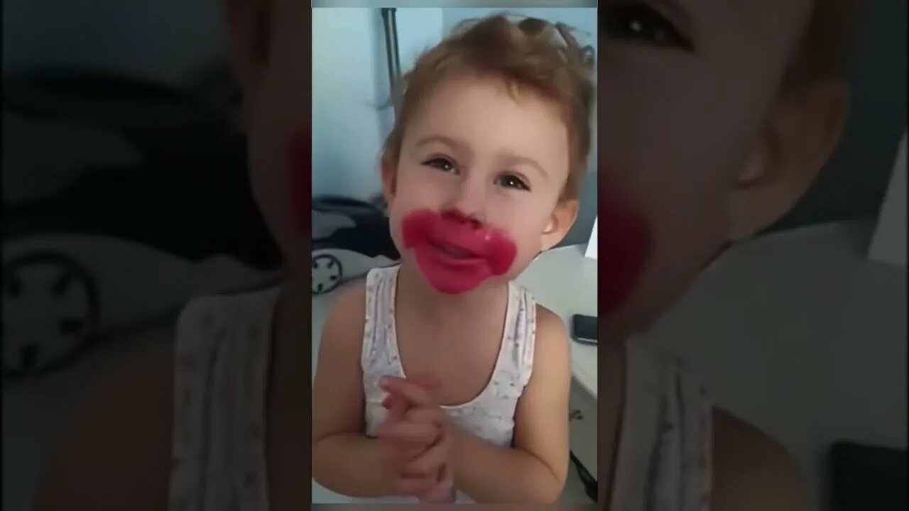 Губки намазала уже красота. Малыш размазал помаду на лице мамы. Губки намазала. Губки намазала. Девочка вся в помаде мем.