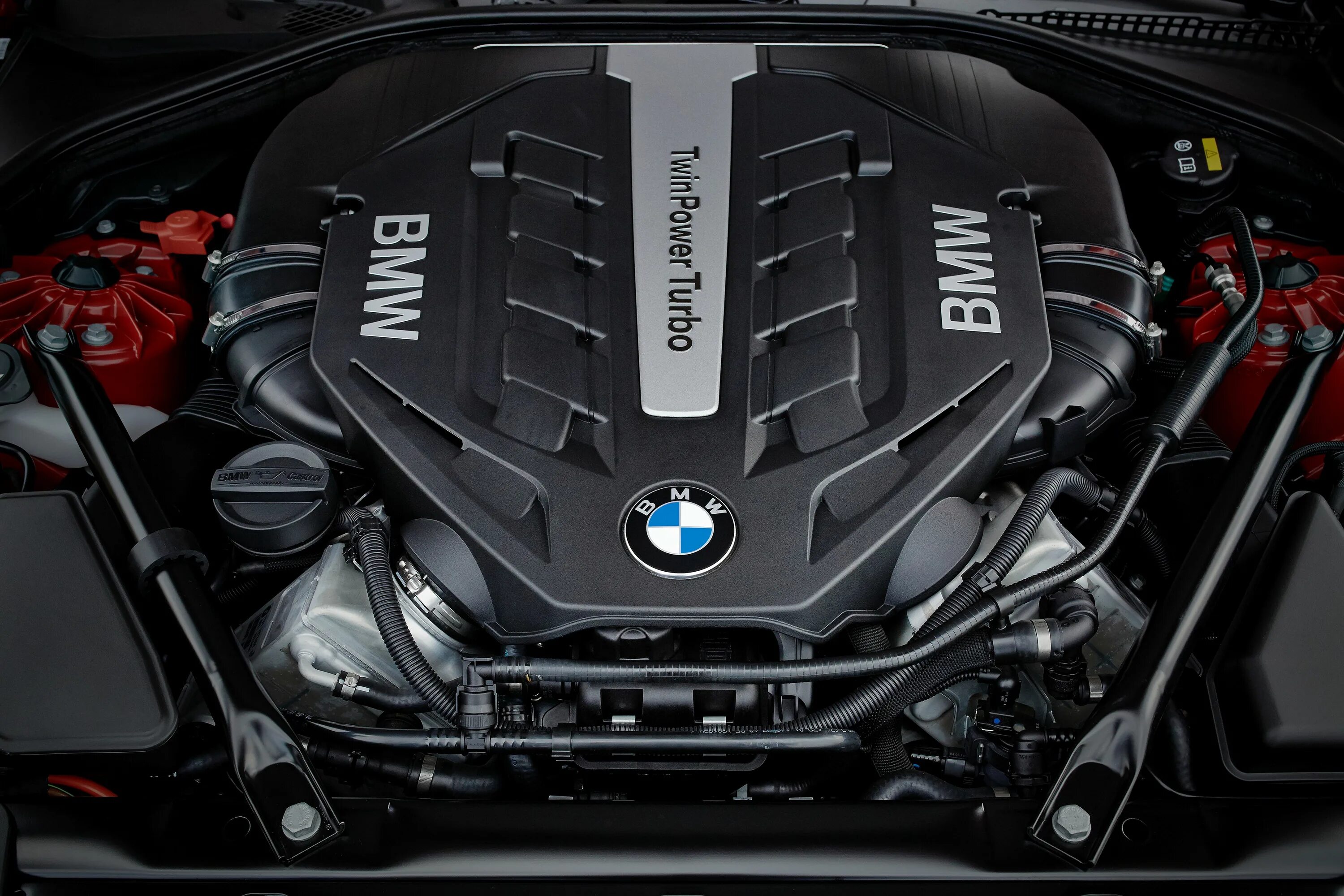 Новые двигатели бмв. БМВ мотор в8. BMW m6 мотор. BMW v8. Двигатель v8 BMW.