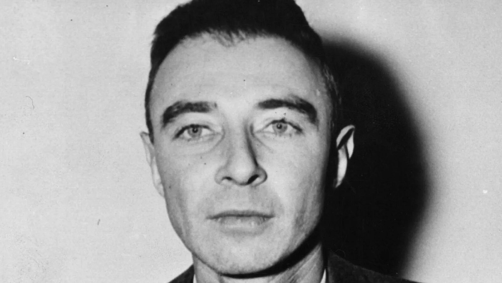 Почему оппенгеймер. Оппенгеймер атомная бомба. роберт оппенгеймер и атомная бомба. оппенгеймер в детстве. оппенгеймер молодой.