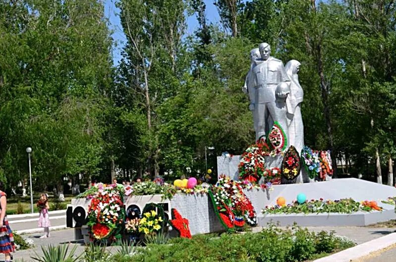 Поселок сальск. Посёлок гигант Сальского района. Посёлок гигант Сальского района Ростовской области. Памятник п гигант Сальский район. Пос гигант Сальского р-на Ростовской.