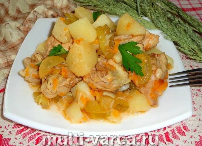 Куриные ножки с картошкой в духовке. Салат с фасолью солеными огурцами и сухариками. Куриные сердечки с грибами в сметанном соусе. Тушёная картошка с куриным филе. Приготовить курицу с солеными огурцами.