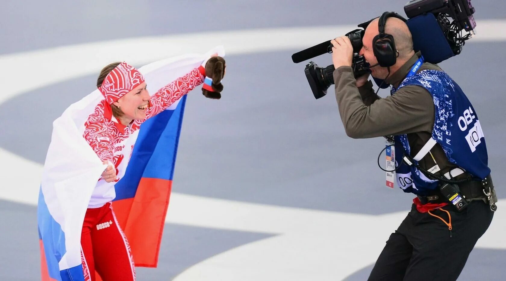 Спортсмен в берете. Фотографы на Олимпиаде. Журналисты на Олимпиаде. Спортивный журналист. Спортивная журналистика на Олимпиаде.