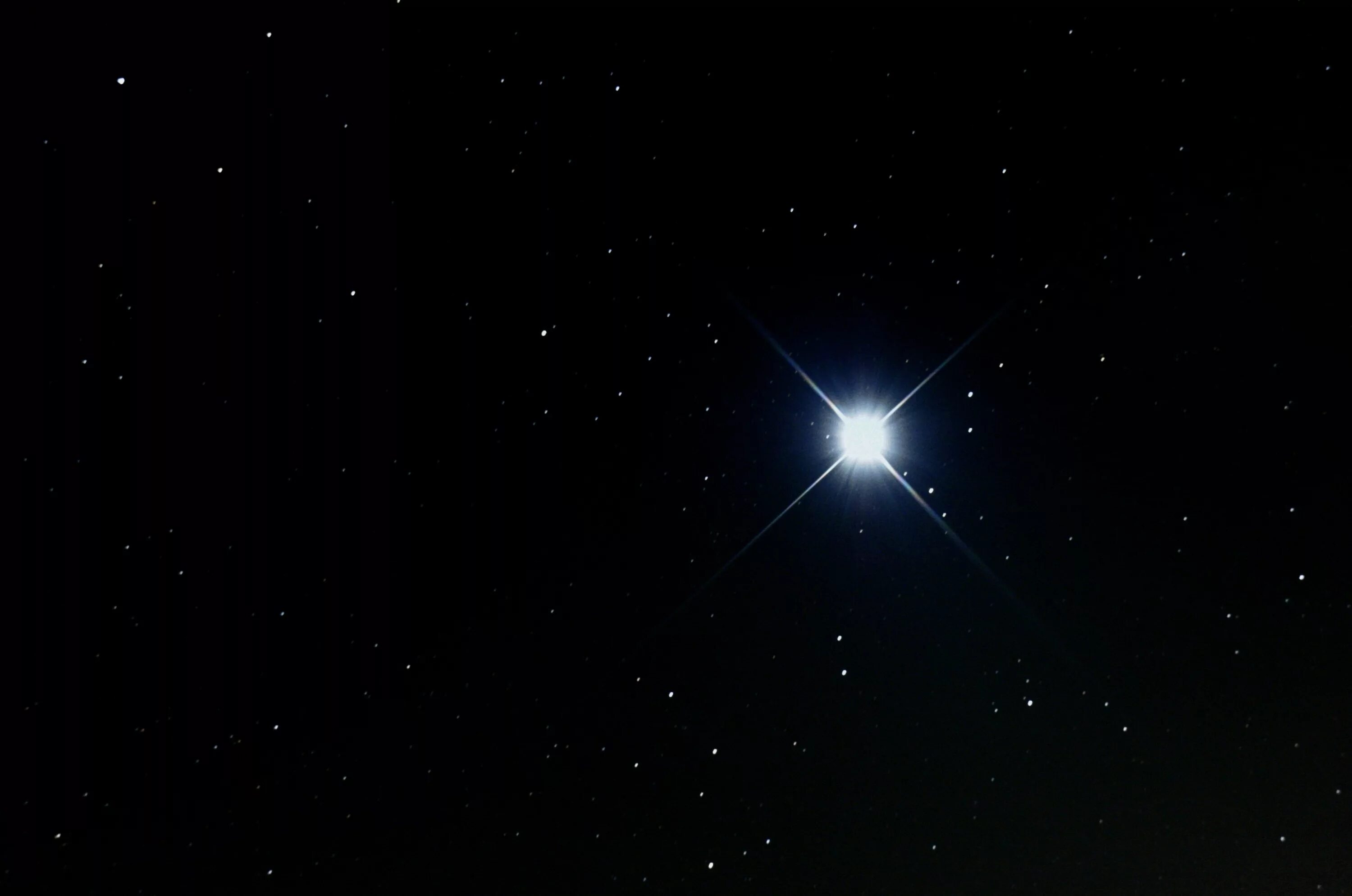 Сириус звезда. Звезда Аладфар. Сириус ярчайшая звезда ночного неба. Яркая звезда Сириус.