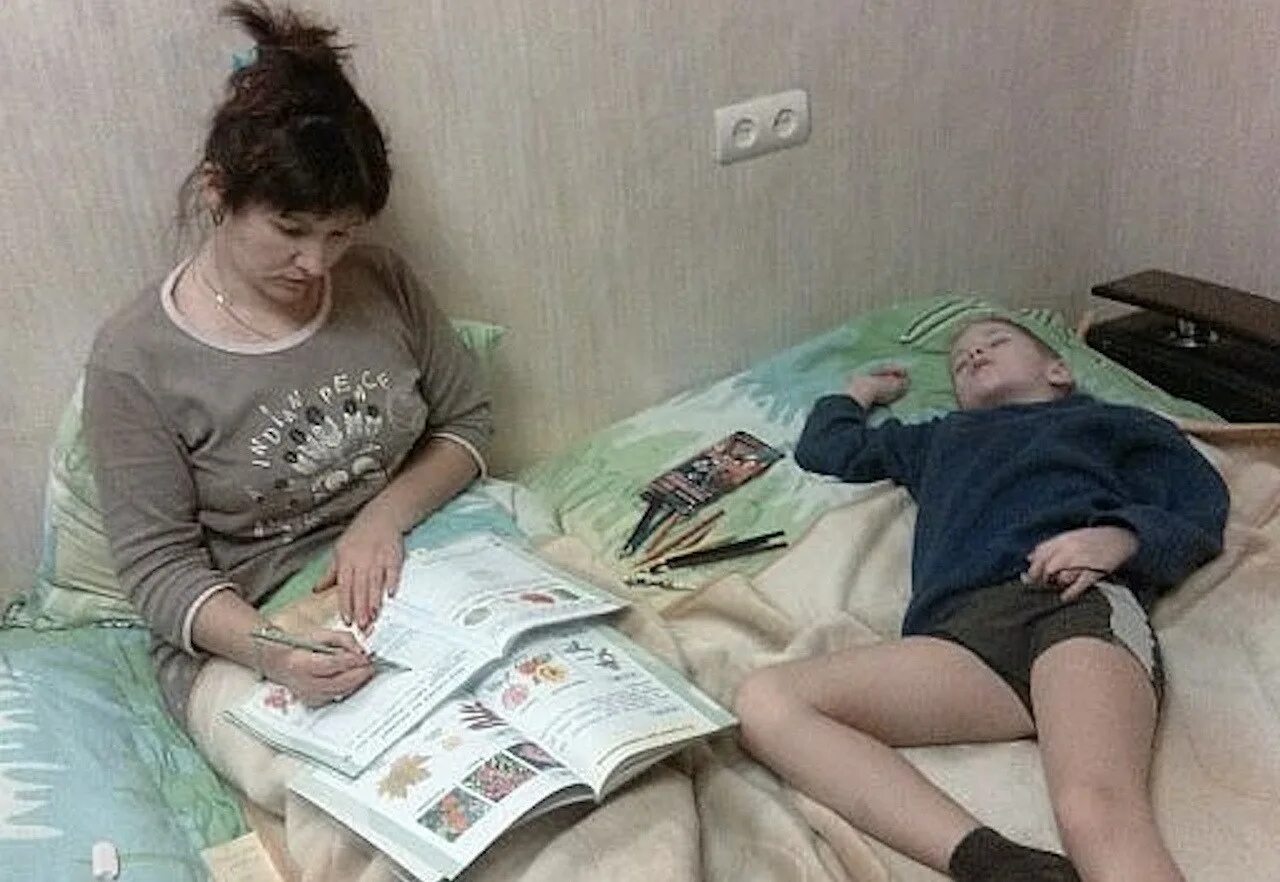 Сын учит уроки. Родители делают уроки за детей. родители делают уроки за детей смешные. мама делает уроки. скоро во всех квартирах.