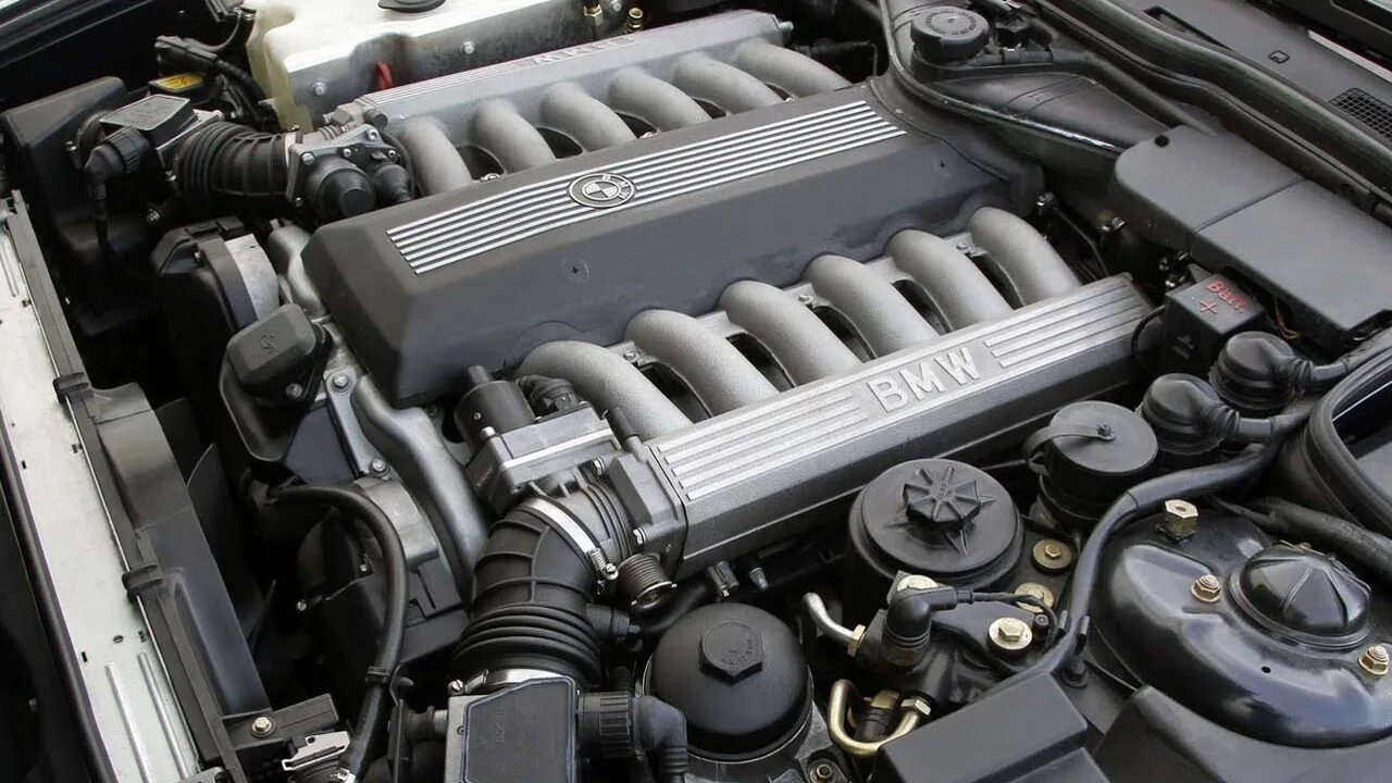 Бмв v16. BMW v12. БМВ 7 v12. Мотор v12 БМВ. БМВ 7 12 цилиндров.