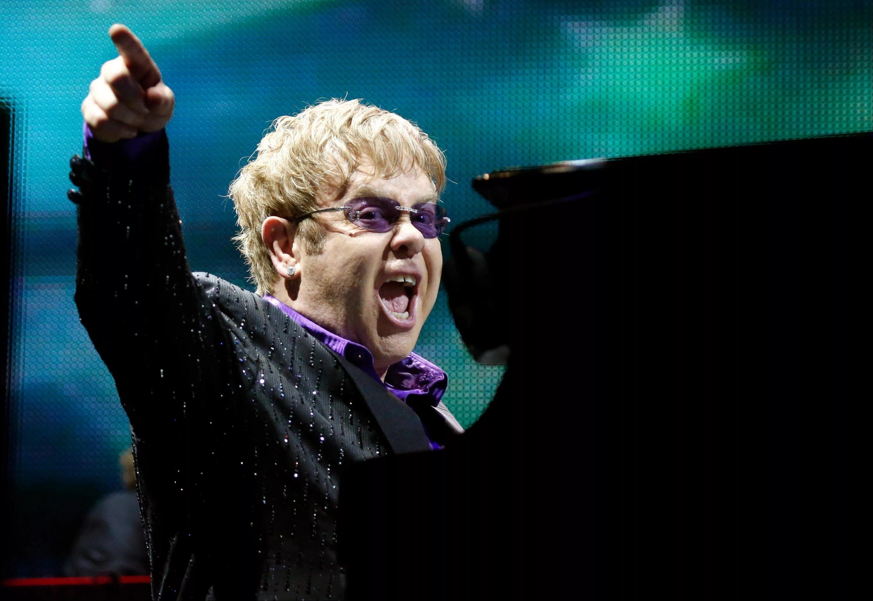 Elton john rock. Элтон Джон. Jump up! Элтон Джон. Пианист Элтон Джон. Элтон Джон 1979г концерт.