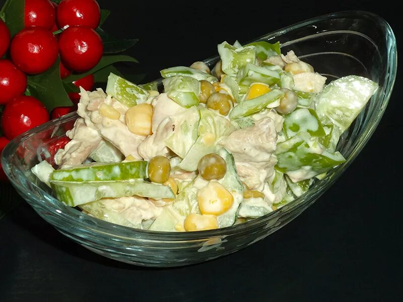 Рецепт салат курица горошек. Салат из курицы и горошка. Салат с курицей и горошком. Салат с курицей и зеленым горошком. Салат с зелёным горошком и яйцом.
