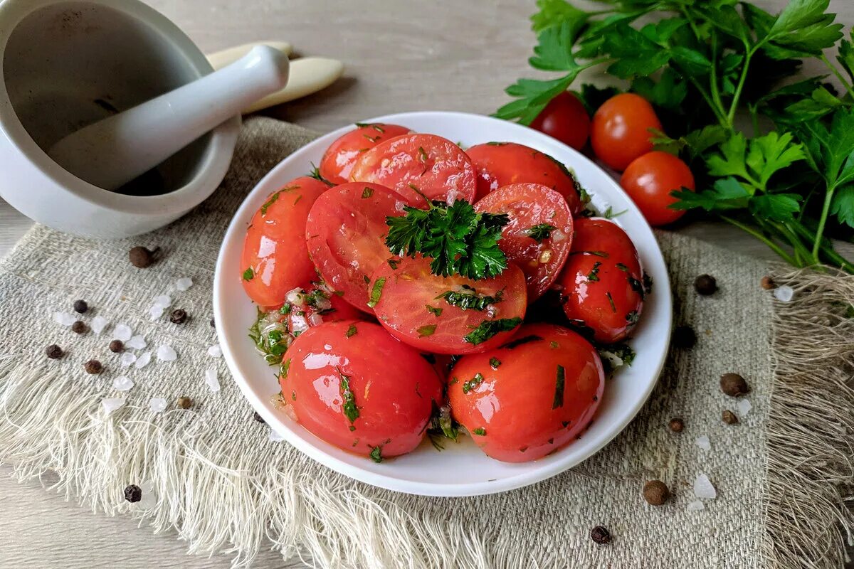 Помидоры по корейски быстрого самый вкусный. Помидоры по корейски любовь ким. закуска из помидор с зеленью. фаршированные помидоры по корейски. закуска из помидоров по гречески.