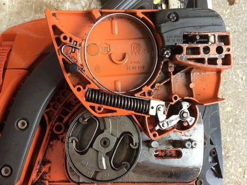 Инерционный тормоз бензопилы. Husqvarna 137 142. Крышка тормоза хускварна 137. Тормоз цепи для хускварна 137,142. Бензопила хускварна крышка сцепления.