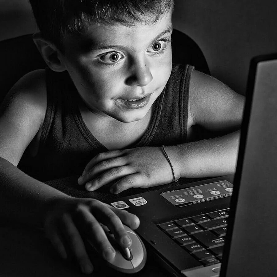 Детский интернет дома. Компьютерная зависимость. Компьютерная зависимость у детей. Компьютер для детей. Зависимость от компьютера у детей.