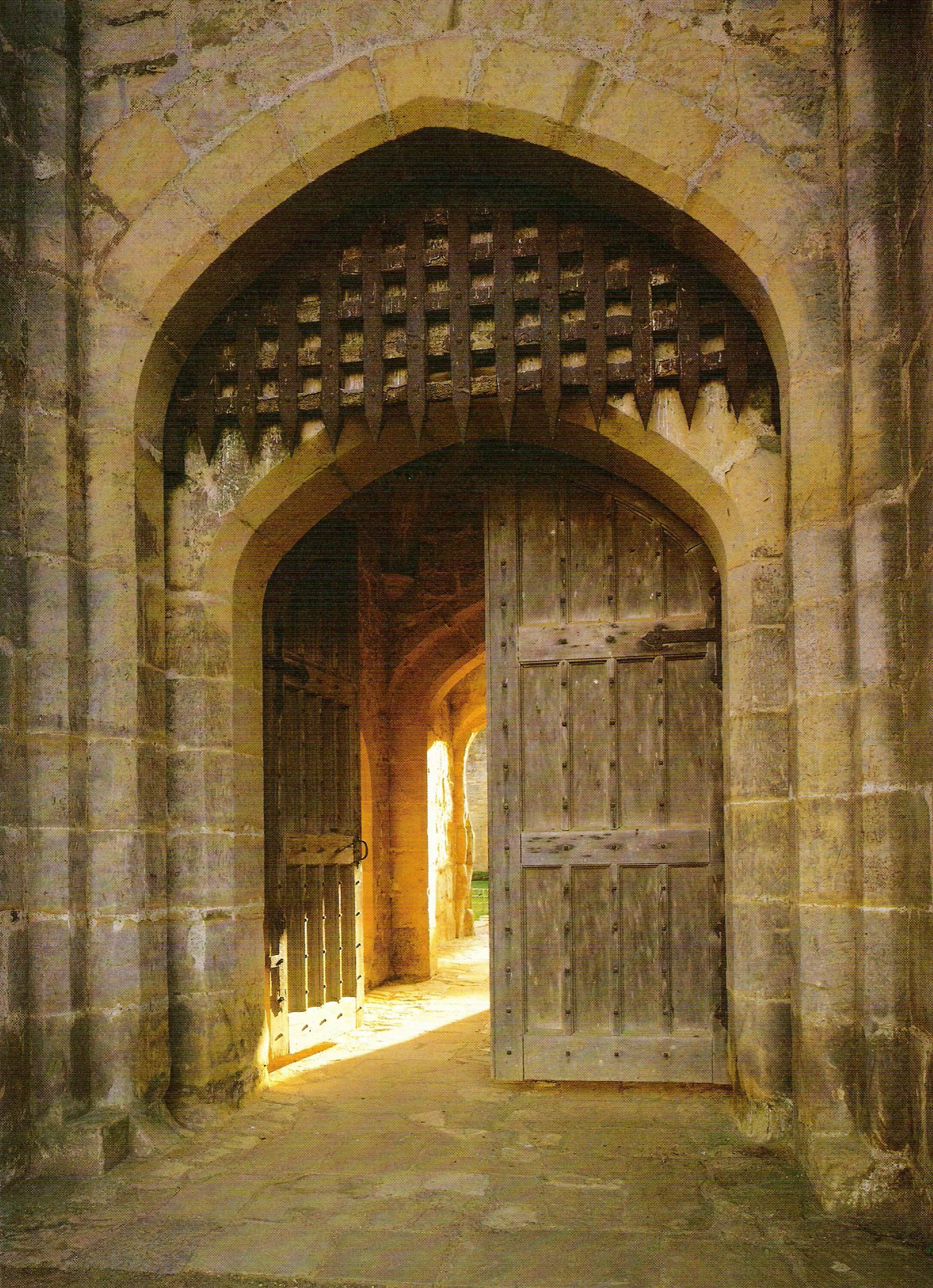 Открытые ворота замка. Ворота-врата,МОРОМОР-. Стрельчатые ворота средневековый монастырь. Ворота монастыря средневековья. Ворота средневекового замка.