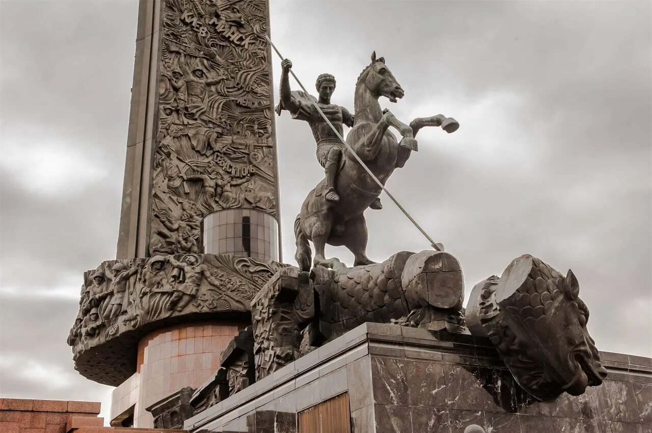 Поклонная гора памятник Георгию Победоносцу.
