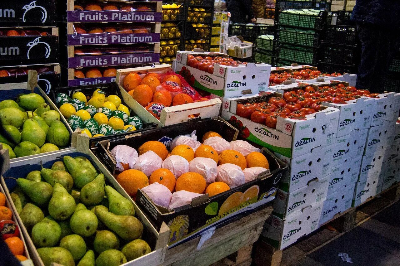 Авито купить фрукты. Склад фруктов. Склад овощей. Поставки овощей и фруктов. Оптовый рынок овощей и фруктов.