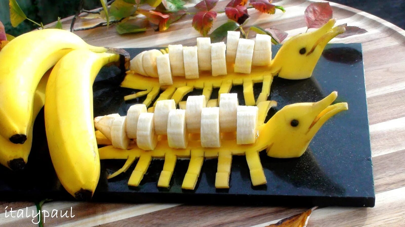 Красиво нарезать банан. Подача банана. Необычные блюда из бананов. Поделки из банана. Красиво нарезать баган.