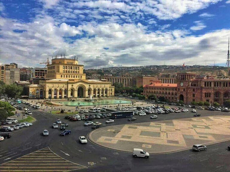 Как назывался ереван. КЕНТРОН Ереван Армения. Площадь революции Ереван. Ереван Национальная картинная галерея. Ереван площадь Республики улица.