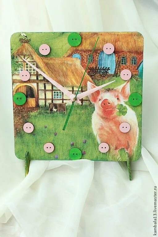 Часы с поросенком. Часы свиньи. Часы настенные свинья. Часы в виде свиньи. Резьба по дереву часы настенные.