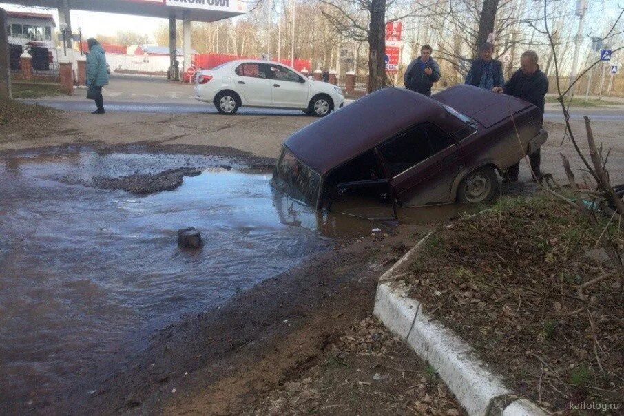 Без суровая. Машина в луже. Приколы на дорогах России.