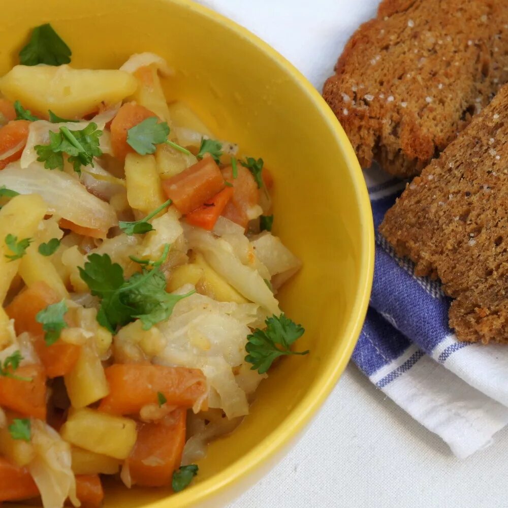 тушеные овощи цветная капуста белокочанная картошка. овощи тушеные как в больнице рецепт. овощное рагу с репой. блюда из репы желтой в духовке. овощное рагу с репой.