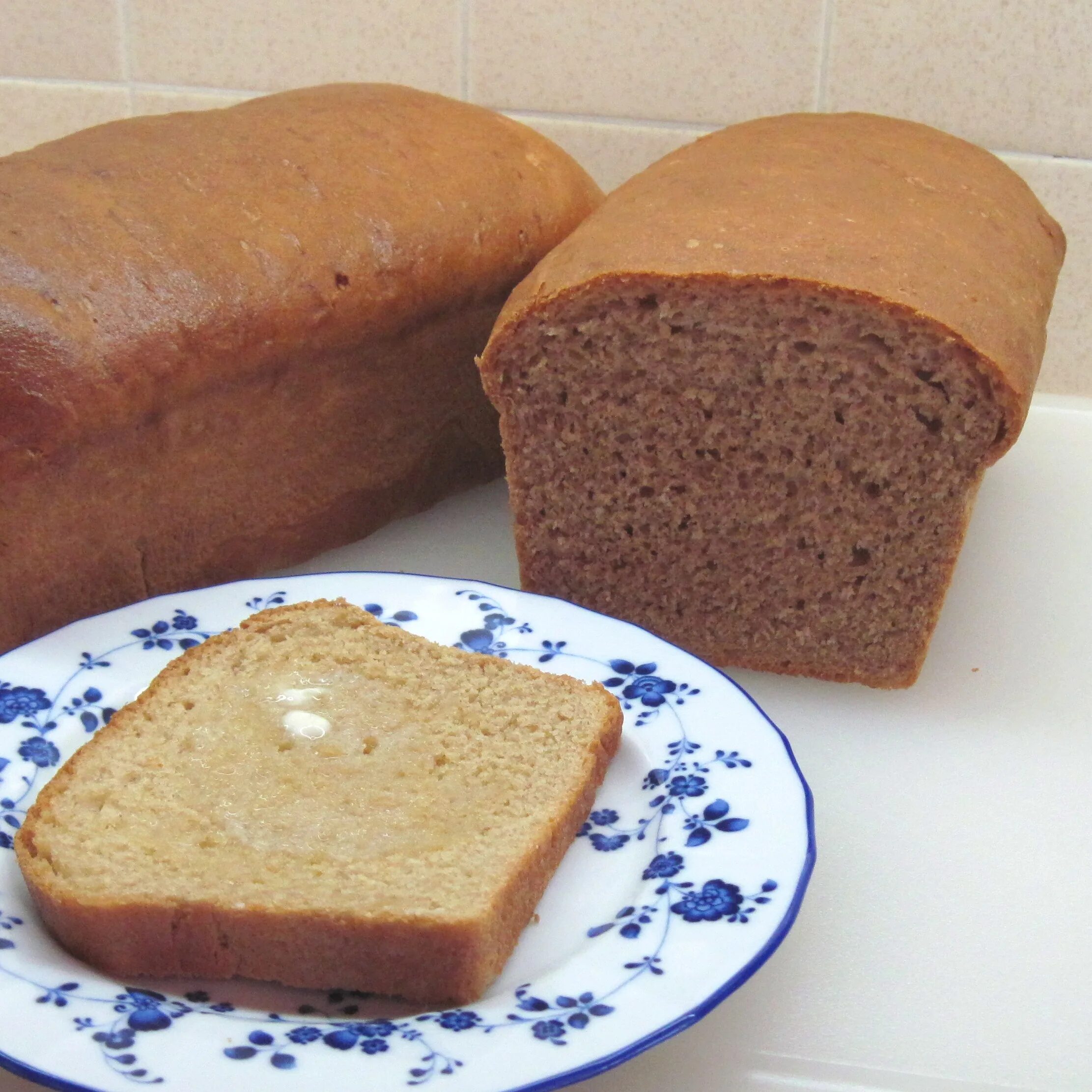 Черный хлеб польза и вред. Черный хлеб. Черный и белый хлеб. Черный хлеб полезен. Черный хлеб для организма человека.
