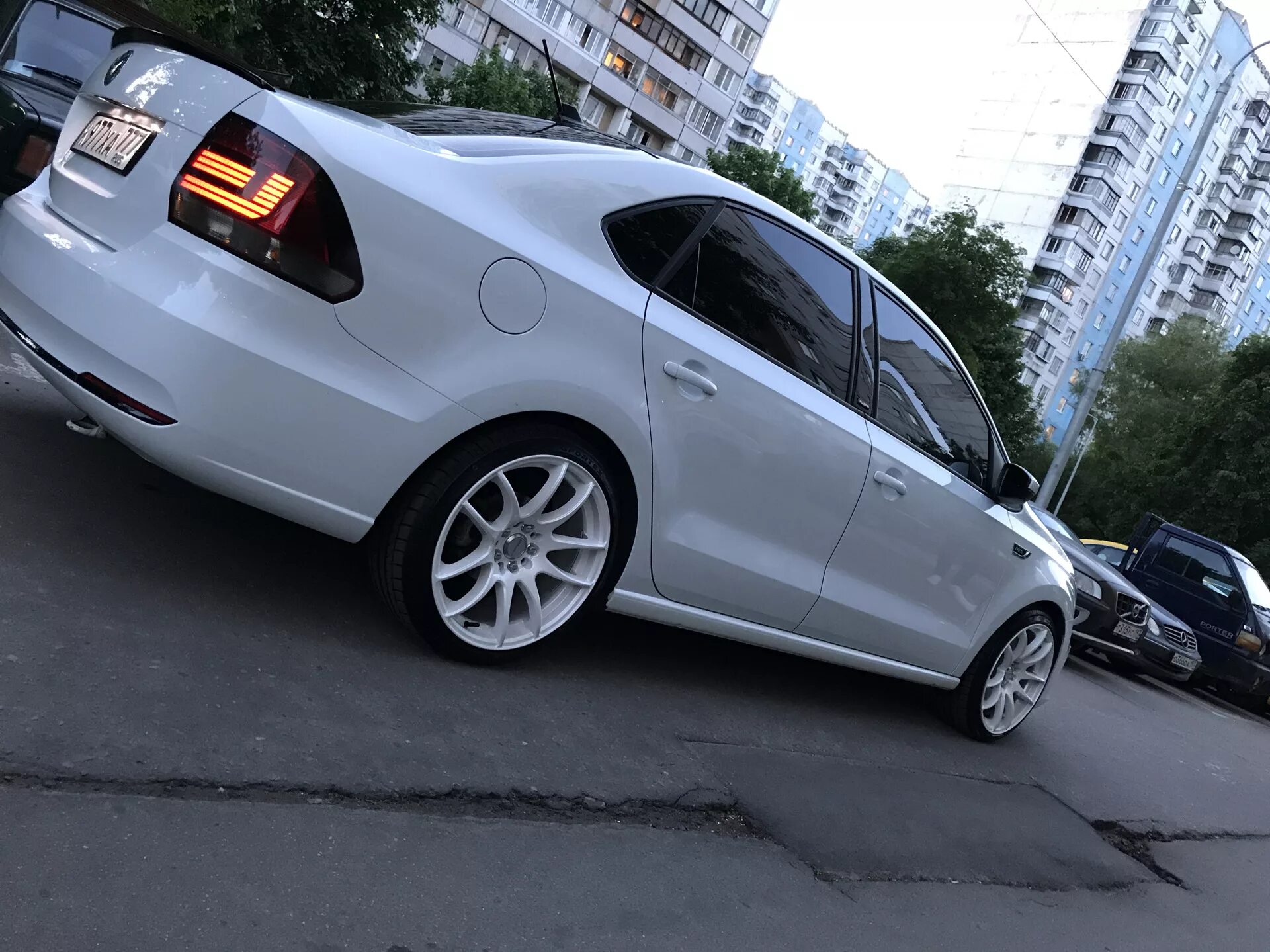 Поло р17. Диски r16 Polo sedan белый. Volkswagen Polo sedan на 17 дисках. Фольксваген поло на 17 литье. Поло седан белый r17.