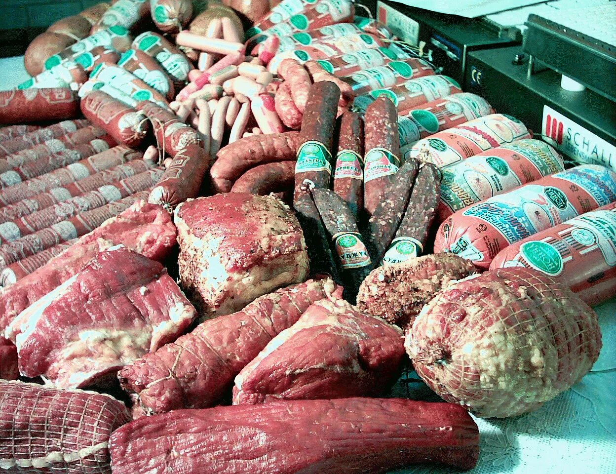 Колбасные изделия и копчености. Мясные изделия. Мясные продукты. Озерецкие колбасы мясокомбинат. Колбасные изделия содержат.