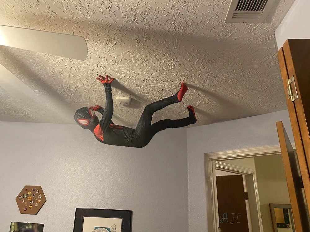 Снизу ходят. Человек паук на потолке. Человек паук лазит по стенам. Человек паук лезет по стене. Человек на потолке.