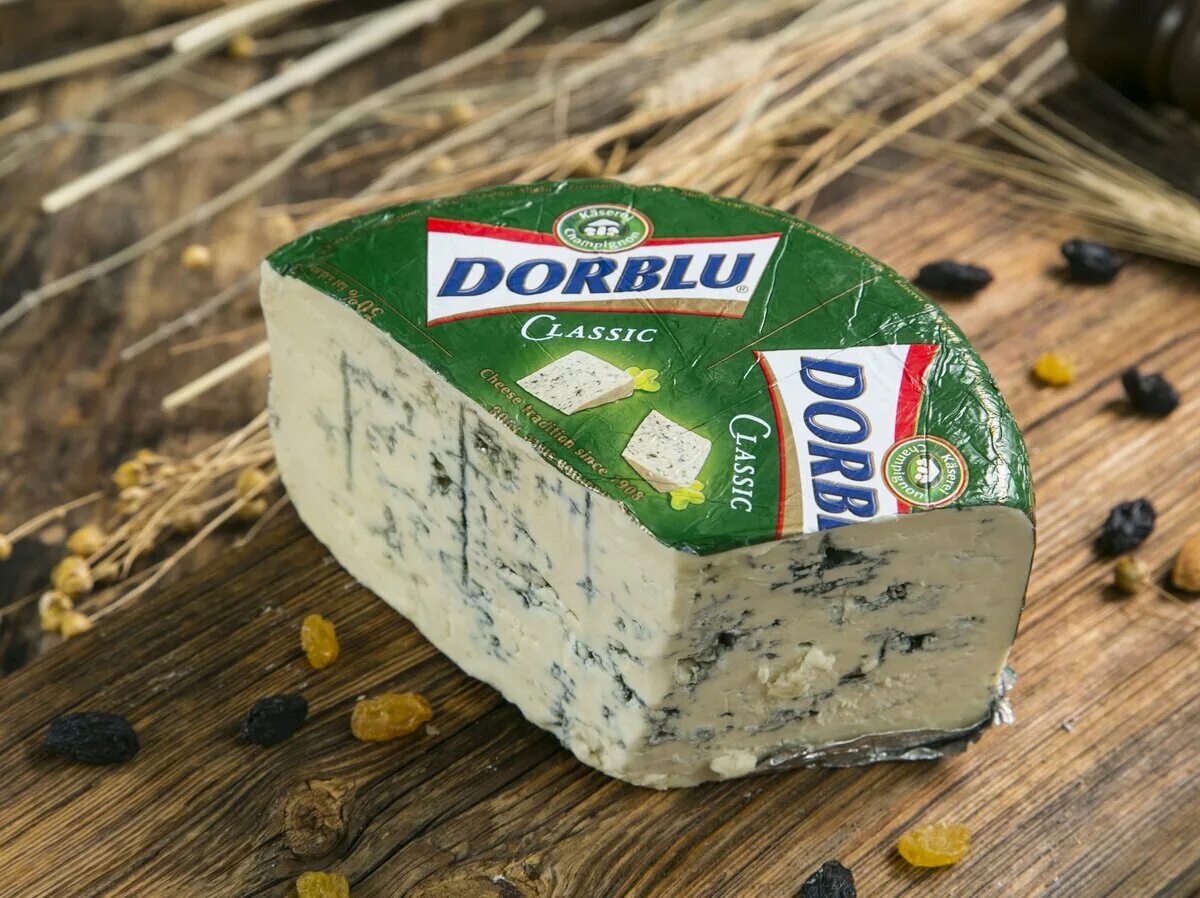 Дорблю это. Сыр DORBLU Classic с голубой плесенью 50%. Сыр DORBLU Classic с плесенью. Сыр с плесенью дор Блю. Дор Блю мягкий сыр.