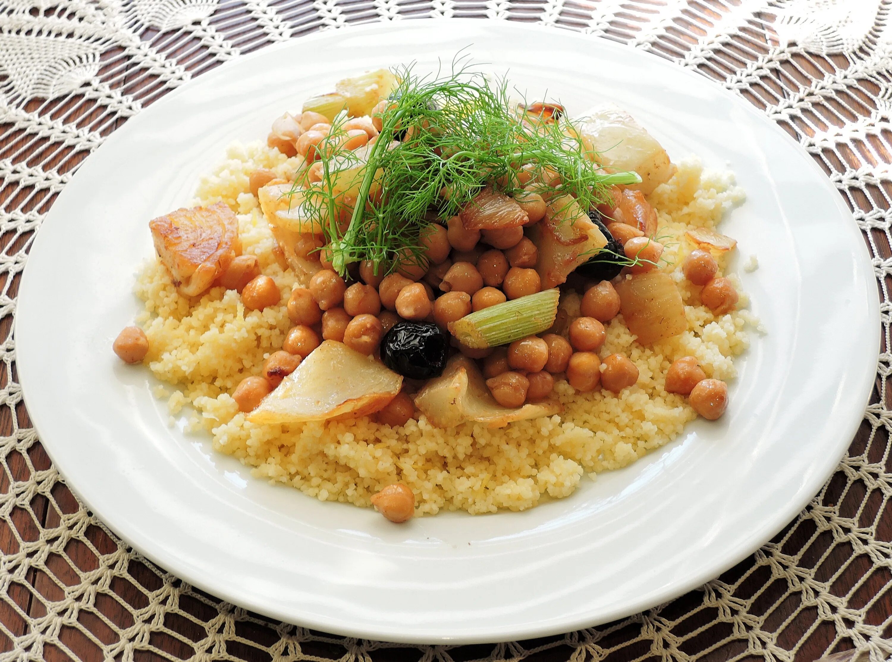 Блюдо из крупы и овощей. Moroccan Couscous. Кус кус крупа. Кус кус Марокко. Кухня Туниса кускус.