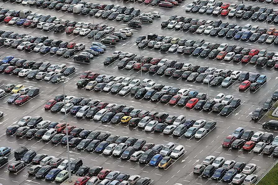 Малые и средние автомобили. Машина на парковке. Стоянка автомобилей. Много машин на стоянке. Много автомобилей.