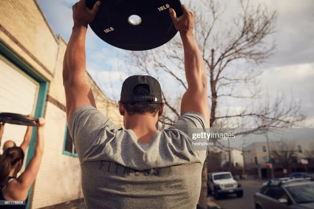 Приколы про фитнес и похудение. Походка фермера. Carry light лицо. Фермерская походка упражнение. Походка фермера с гантелями.