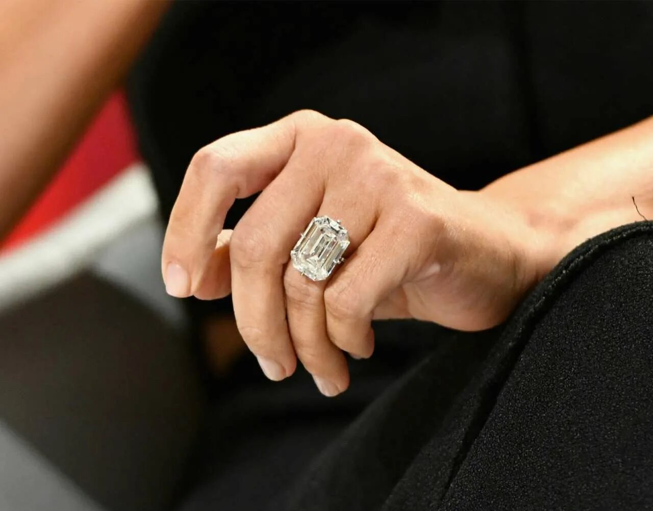 На какой палец одевается помолвочное кольцо. 1.15 карат engagement ring. помолвочные кольца. помолвочное кольцо на руке. самое дорогое помолвочное кольцо.