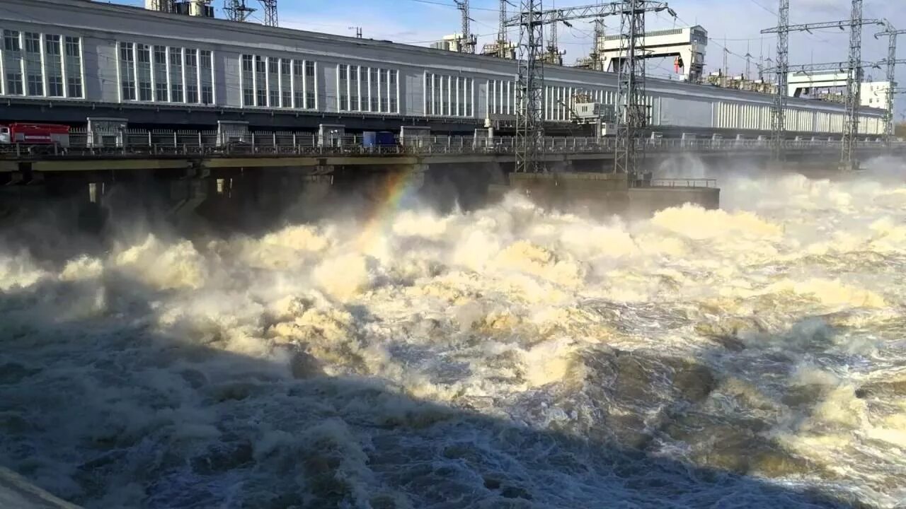 Сброс воды Камская ГЭС. Камская ГЭС Пермь. КАМГЭС сброс воды. Сброс воды КАМГЭС 2022.