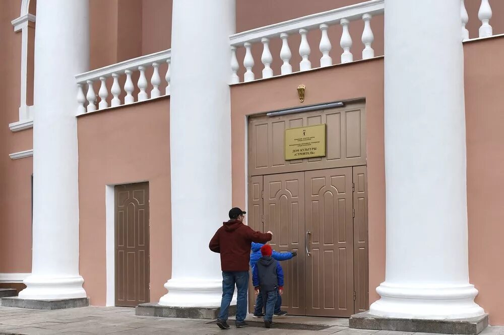 Дк мышкин. Дом культуры строитель ярославль. Ярославль учреждения культуры. Ярославль учреждения культуры. Губернаторский сад ярославль.