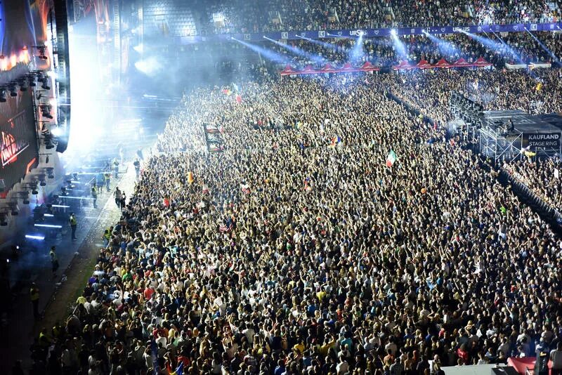 Толпа людей на концерте. Огромная толпа на концерте. Толпа народа на концерте. Много людей на концерте