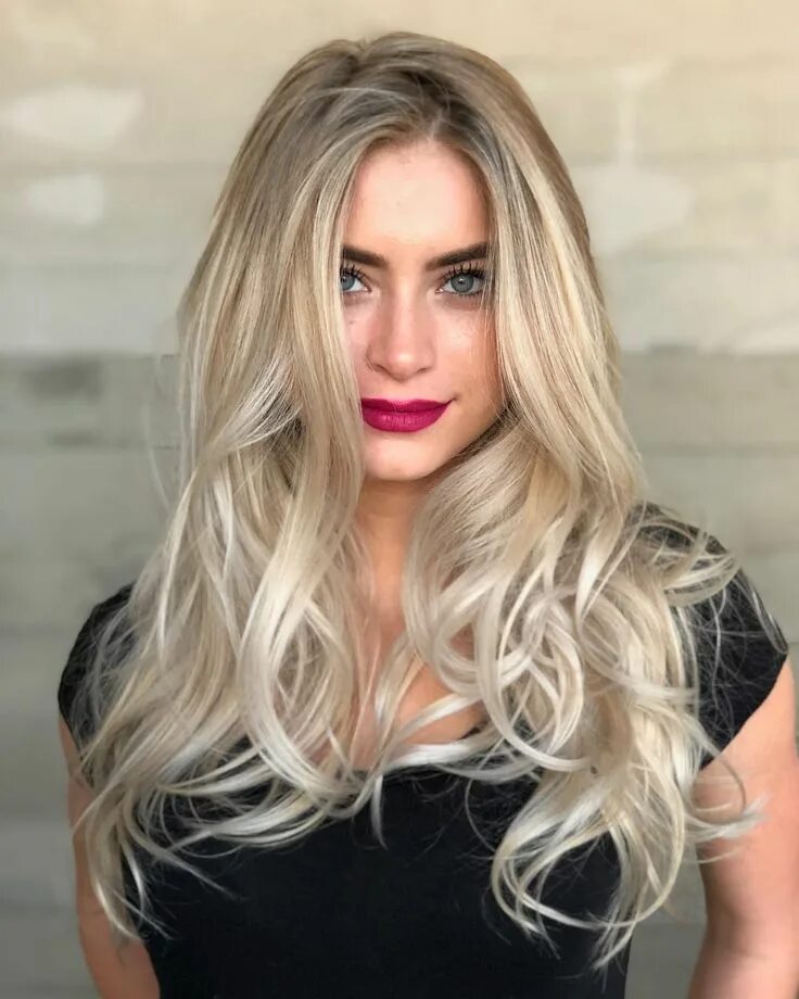 Bright blonde. Окрашивание блонд. Модно окрашивание блондинок. Блондинка с темными корнями. Красивое окрашивание для блондинок.