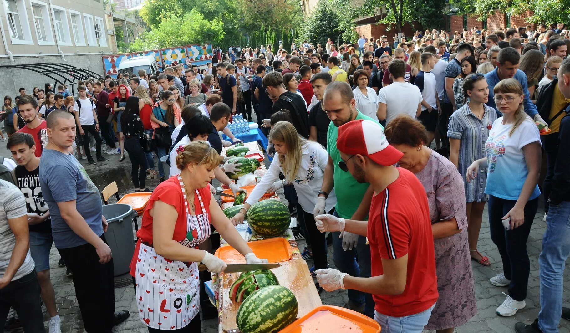 Воронежские новости выпуск сегодня. Арбузы в Воронежской области. Продавец арбузов. Фестиваль проходит в Воронеже. Покупатели арбузов в Воронежской области.