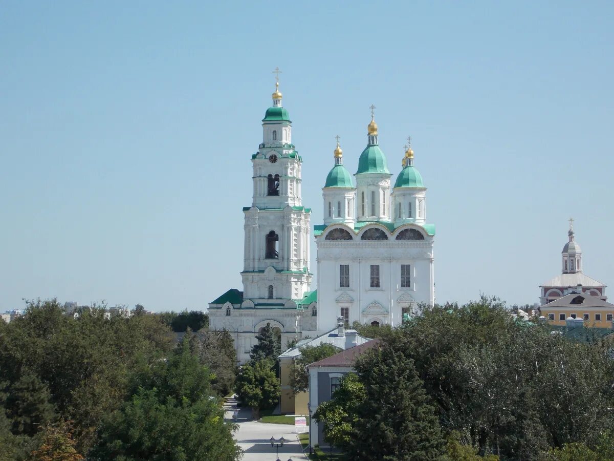 Астрахань на три дня. Волга с кремлем астрахань. астраханский кремль вид с волги. кремль парк астрахань. астрахань пойма.