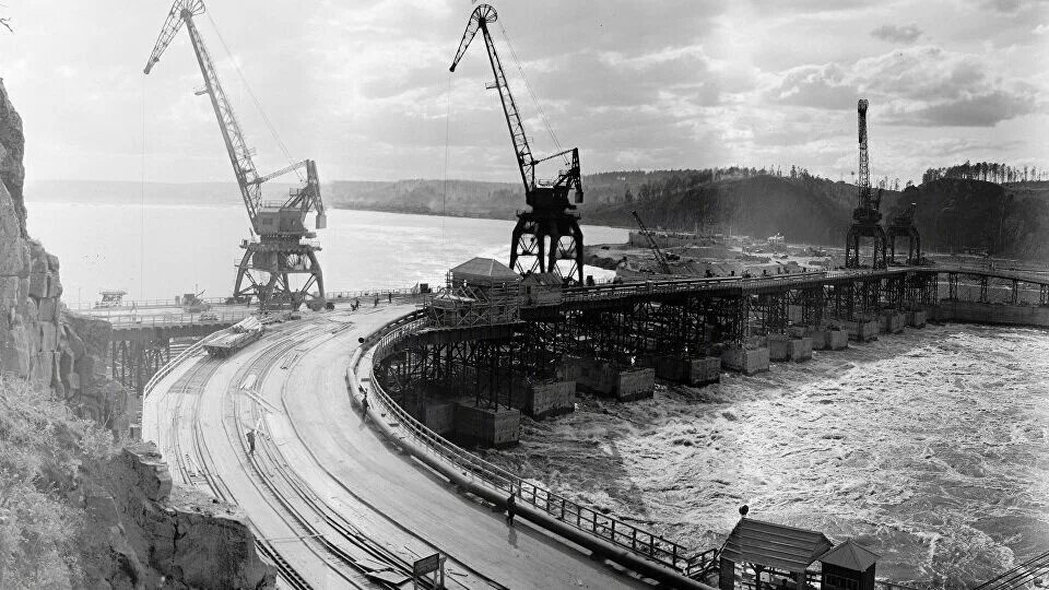 Стройка гэс братск. Плотина братской гэс. Стройка гэс братск. Братская гэс история. Братская гэс история.